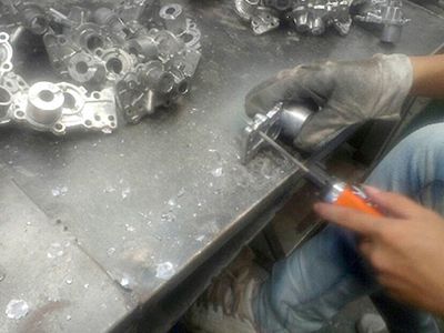 合金鑄件打磨-氣動(dòng)銼刀機